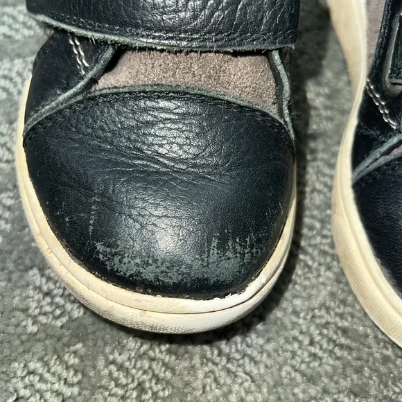 Size 7 baby boy Ugg boots - Picture 4 of 7